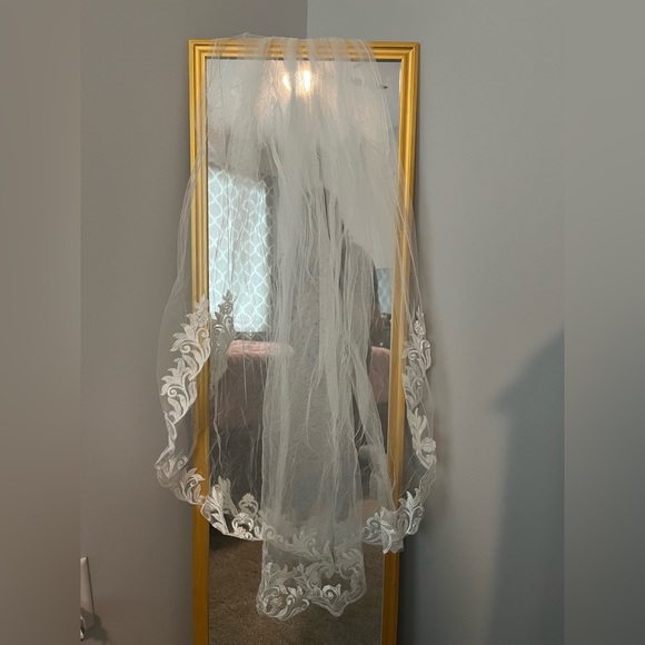 Fingertip length ivory veil - Picture 1 of 5